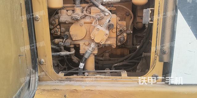 液压泵舱室正面整体(整机外观) 液压泵舱室正面整体(整机外观)