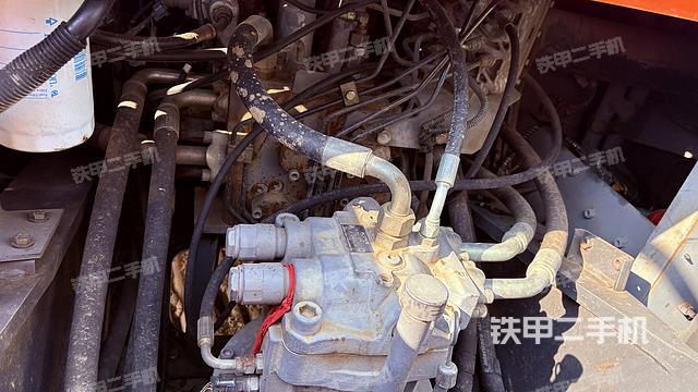 回转马达和主控阀（整机外观）