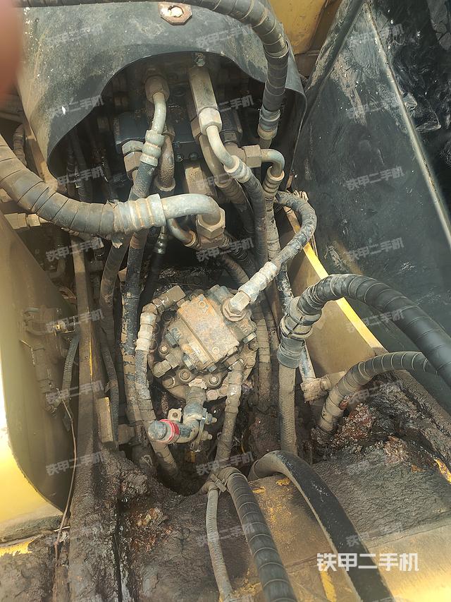 回转马达和主控阀（整机外观）