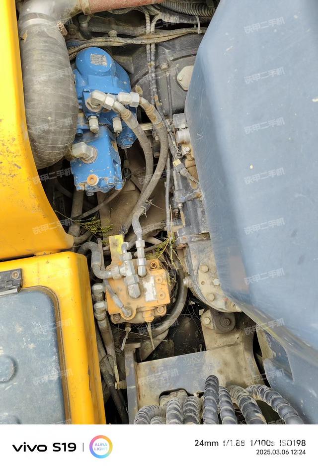 回轉馬達和主控閥(整機外觀) 回轉馬達和主控閥(整機外觀)