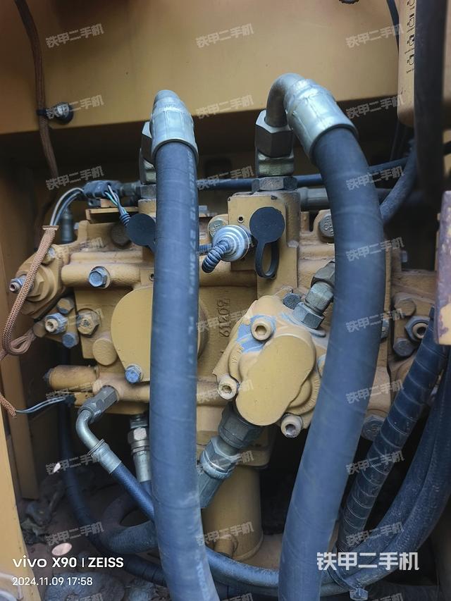 液压泵舱室正面整体（整机外观）