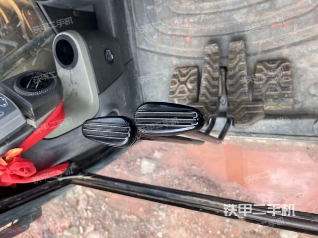 右侧玻璃角标(驾驶室部分) 右侧玻璃角标(驾驶室部分)