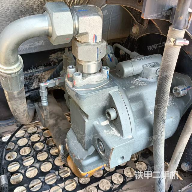 液压泵舱室正面整体（整机外观）