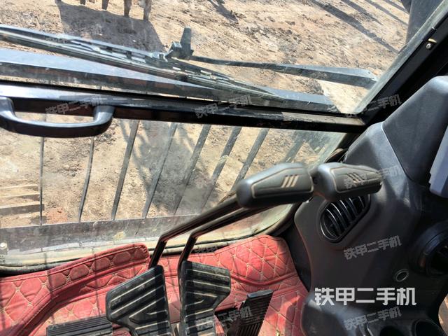 行走控制手柄和踏板?俯拍(駕駛室部分) 行走控制手柄和踏板?俯拍(駕駛室部分)