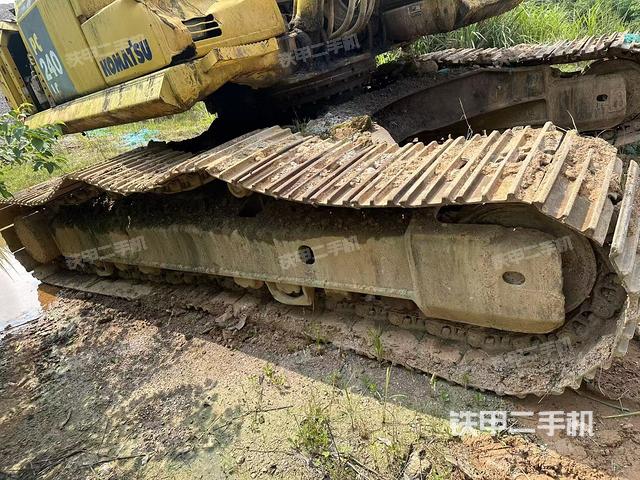 單側(cè)履帶整體(整機(jī)外觀(guān)) 單側(cè)履帶整體(整機(jī)外觀(guān))