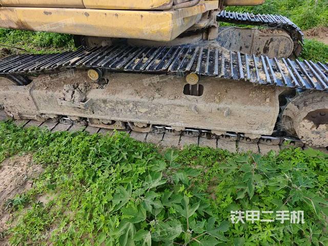 單側(cè)履帶整體(整機(jī)外觀) 單側(cè)履帶整體(整機(jī)外觀)