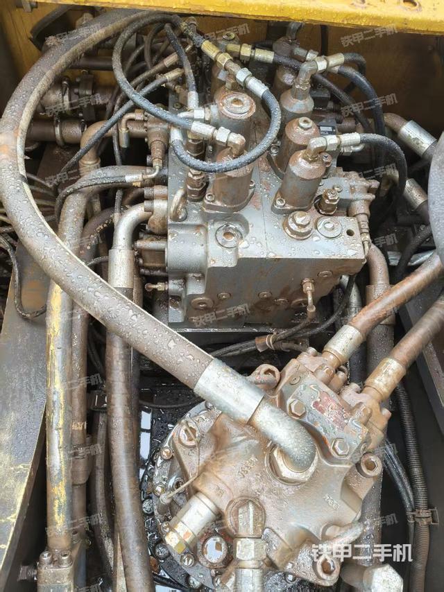 回轉馬達和主控閥（整機外觀）