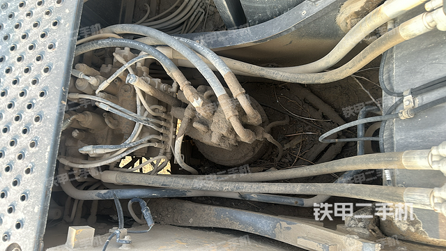 回转马达和主控阀（整机外观）