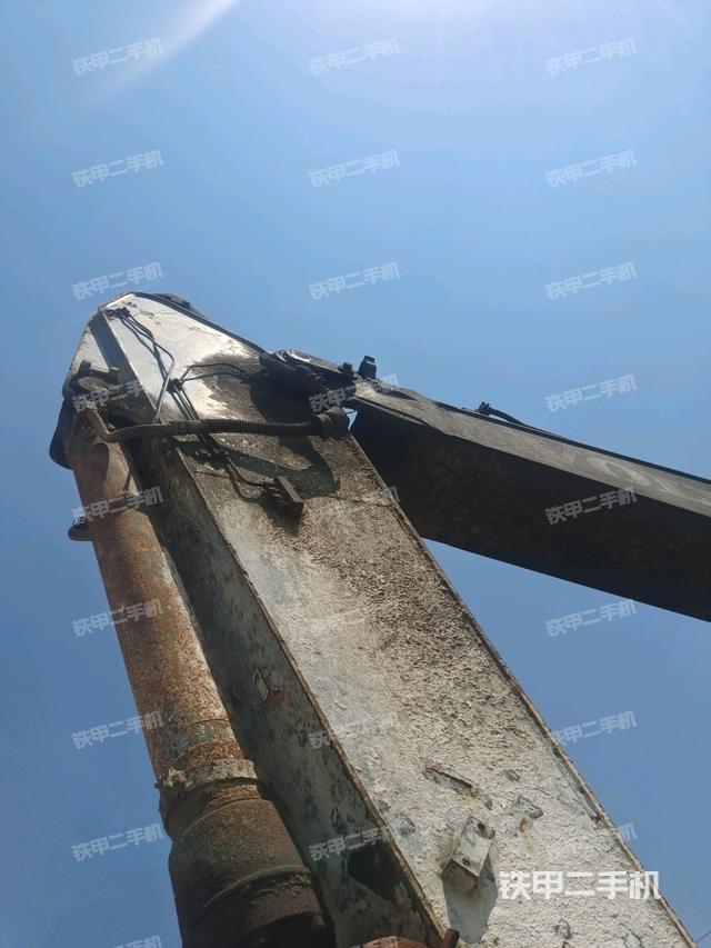 大臂油缸整体 竖拍(工作和回转装置) 大臂油缸整体 竖拍(工作和回转装置)