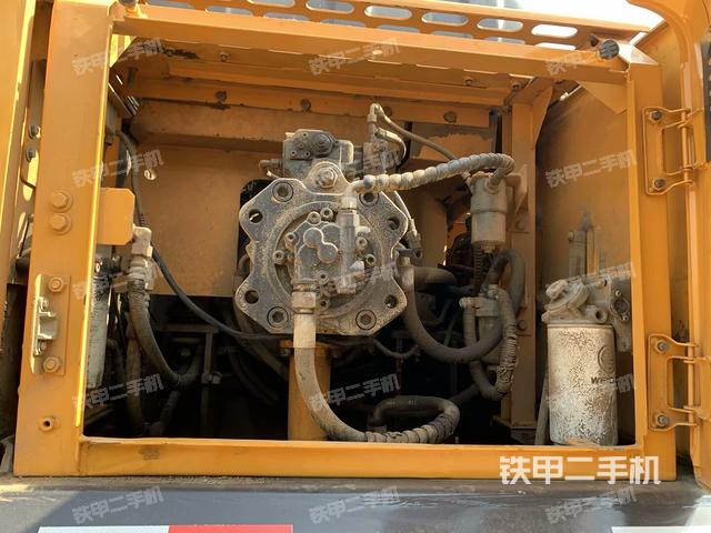 液壓泵艙室正面整體(整機外觀) 液壓泵艙室正面整體(整機外觀)