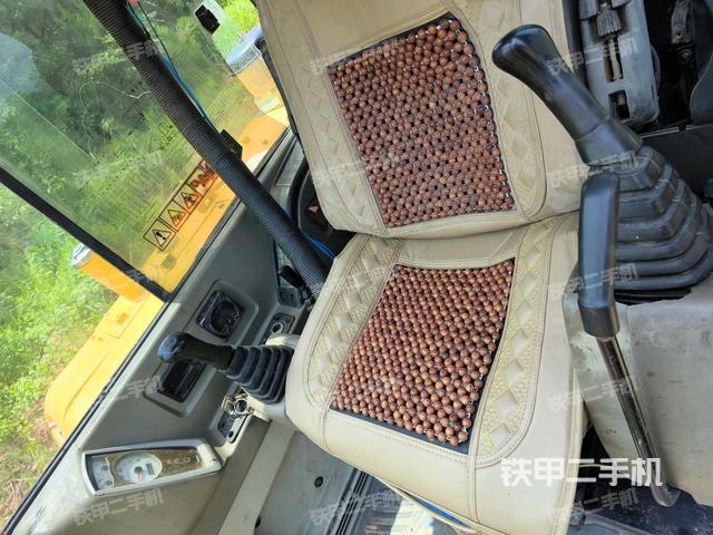 回转马达和主控阀(整机外观) 回转马达和主控阀(整机外观)