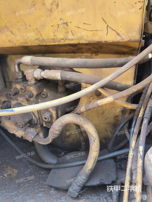 液压泵舱室正面整体（整机外观）