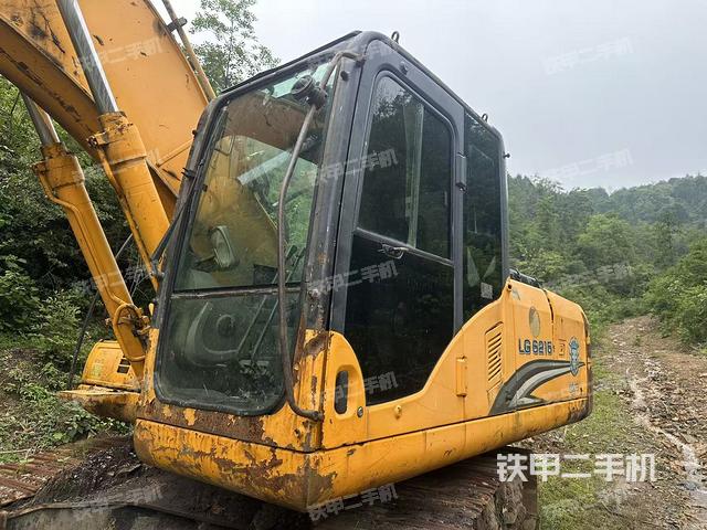 龍工LG6215挖掘機