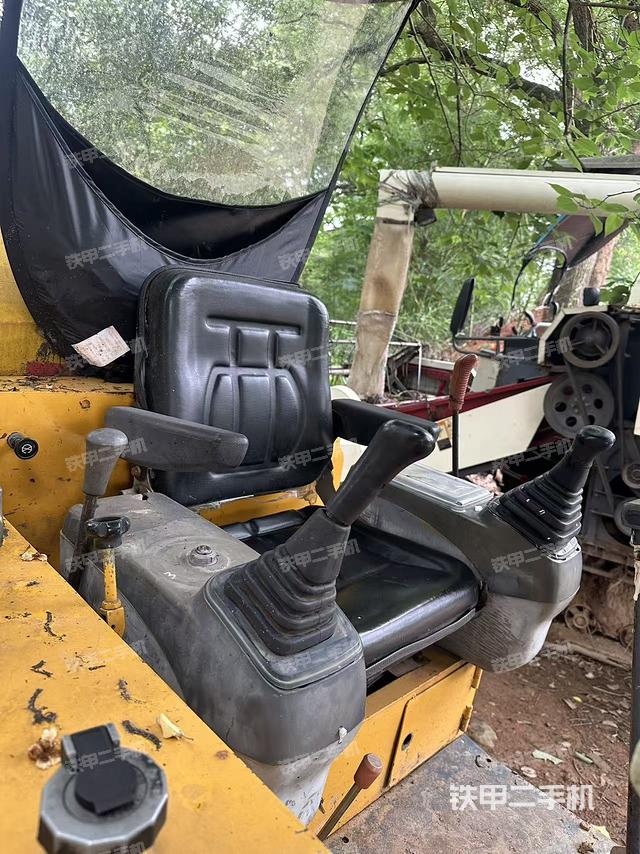 駕駛室頂部(整機外觀) 駕駛室頂部(整機外觀)