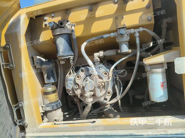 液壓泵艙室正面整體(整機(jī)外觀) 液壓泵艙室正面整體(整機(jī)外觀)