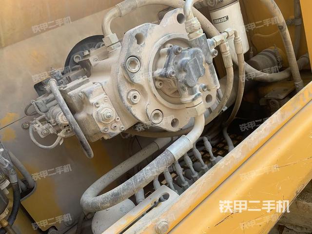 液壓泵艙室正面整體(整機(jī)外觀) 液壓泵艙室正面整體(整機(jī)外觀)