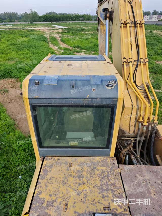 駕駛室頂部(整機(jī)外觀) 駕駛室頂部(整機(jī)外觀)