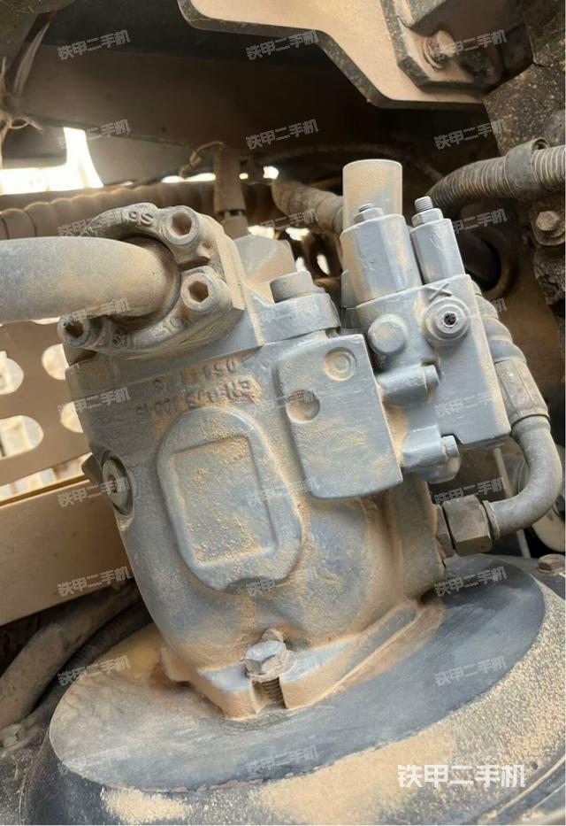 液壓泵艙室正面整體(整機外觀) 液壓泵艙室正面整體(整機外觀)