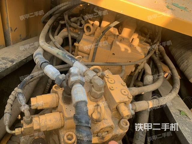回轉馬達和主控閥(整機外觀) 回轉馬達和主控閥(整機外觀)