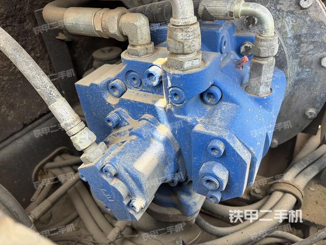 液壓泵艙室正面整體(整機外觀) 液壓泵艙室正面整體(整機外觀)