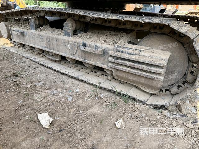 單側(cè)履帶整體(整機(jī)外觀) 單側(cè)履帶整體(整機(jī)外觀)