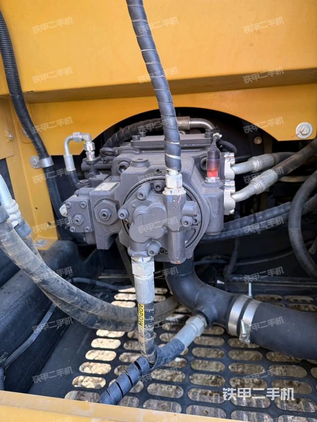 液壓泵艙室正面整體(整機(jī)外觀) 液壓泵艙室正面整體(整機(jī)外觀)