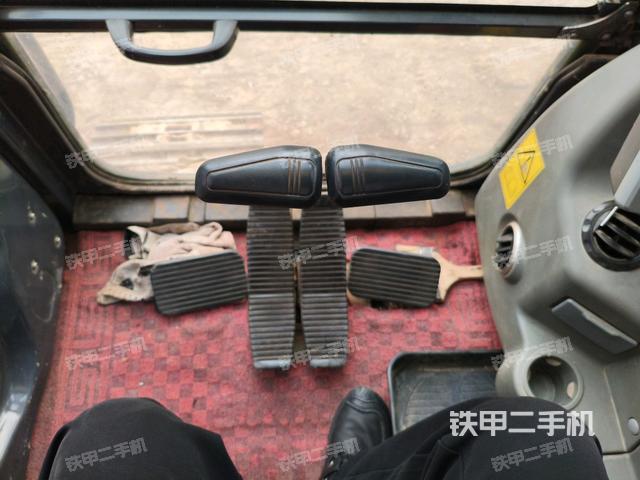 行走控制手柄和踏板?俯拍(駕駛室部分) 行走控制手柄和踏板?俯拍(駕駛室部分)