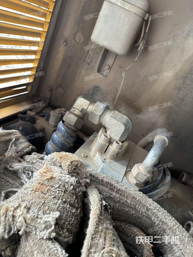 液壓泵艙室正面整體(整機外觀) 液壓泵艙室正面整體(整機外觀)