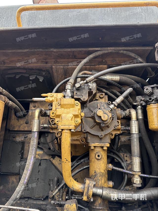 液壓泵艙室正面整體(整機(jī)外觀) 液壓泵艙室正面整體(整機(jī)外觀)