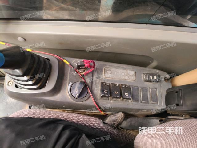 座椅右側(cè)控制臺(tái)/鑰匙門/油門/含右手柄(駕駛室部分) 座椅右側(cè)控制臺(tái)/鑰匙門/油門/含右手柄(駕駛室部分)
