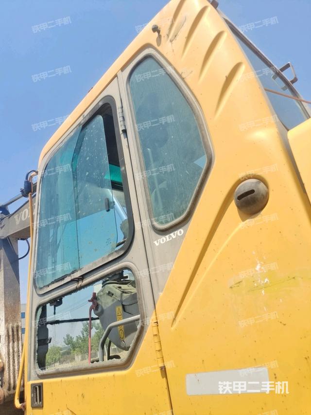 显示屏 (驾驶室部分) 显示屏 (驾驶室部分)