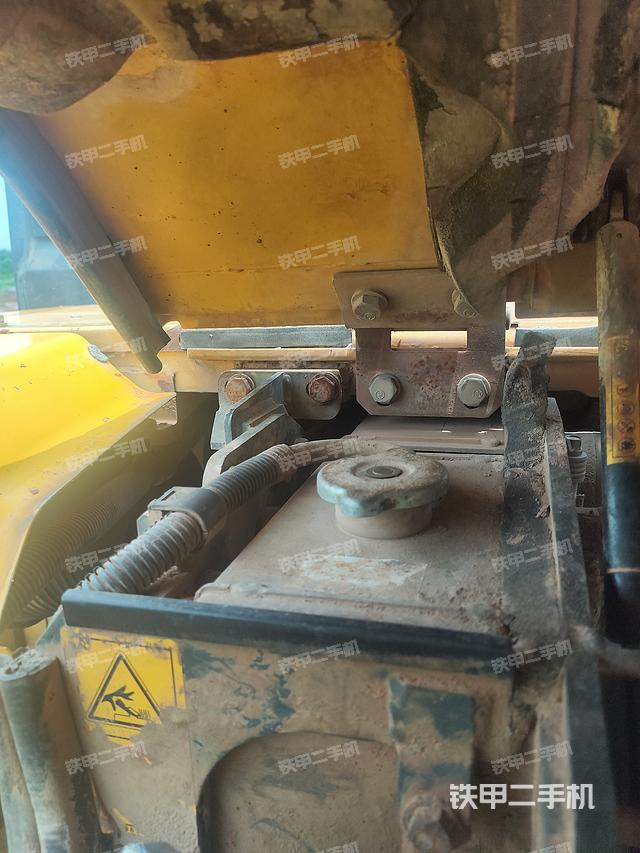 液压泵舱室正面整体（整机外观）