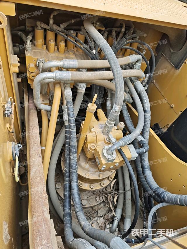 回转马达和主控阀(整机外观) 回转马达和主控阀(整机外观)