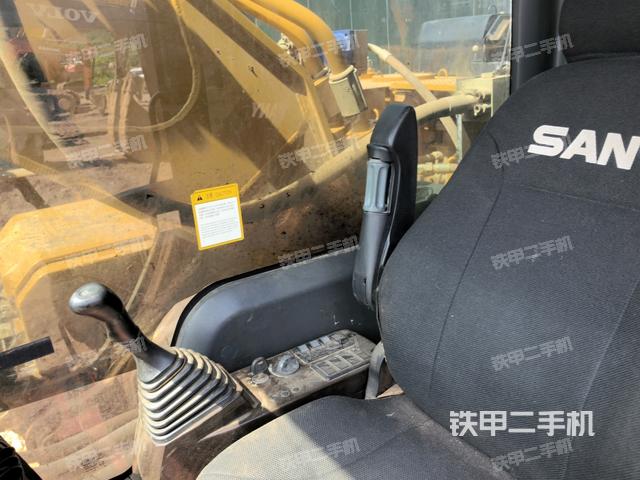 座椅右側(cè)控制臺/鑰匙門/油門/含右手柄(駕駛室部分) 座椅右側(cè)控制臺/鑰匙門/油門/含右手柄(駕駛室部分)