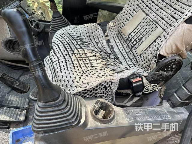 駕駛室整體(整機(jī)外觀) 駕駛室整體(整機(jī)外觀)
