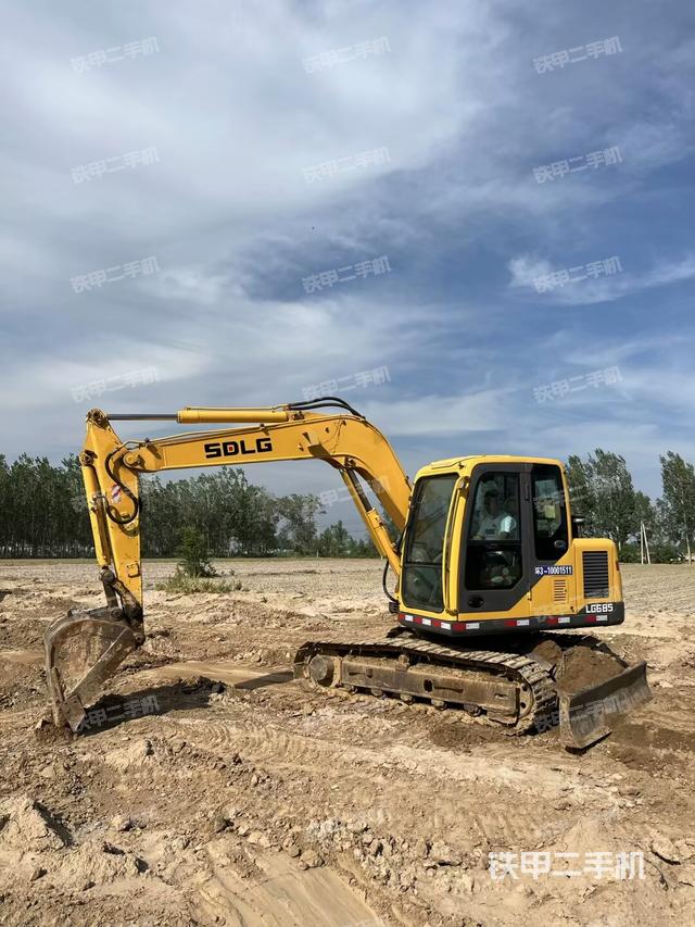 駕駛室整體(整機(jī)外觀) 駕駛室整體(整機(jī)外觀)