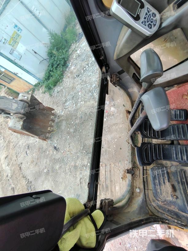 行走控制手柄和踏板?俯拍（駕駛室部分）