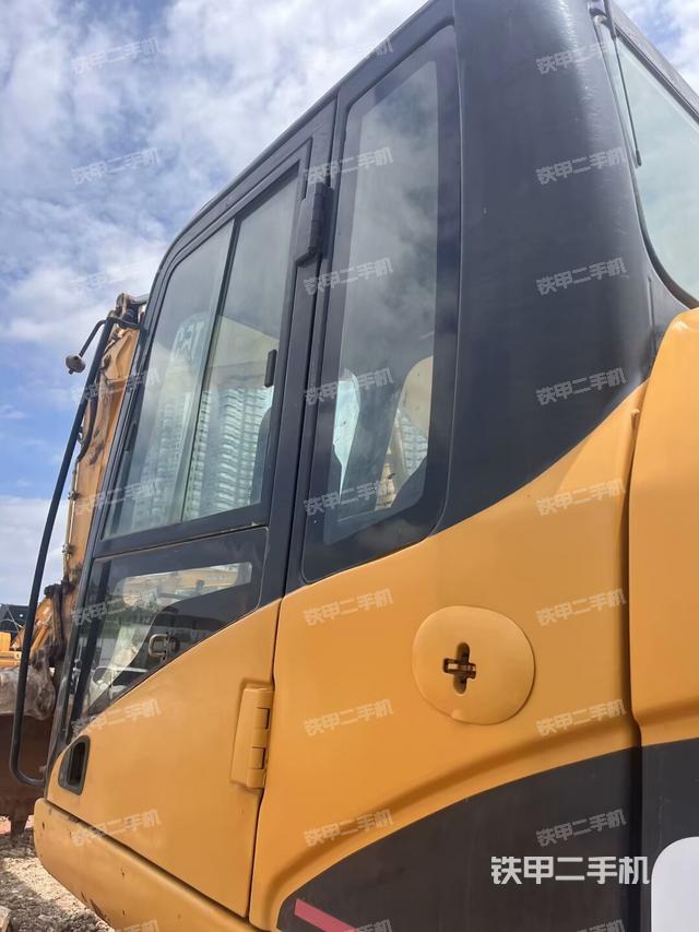 驾驶室左前45度(驾驶室部分) 驾驶室左前45度(驾驶室部分)