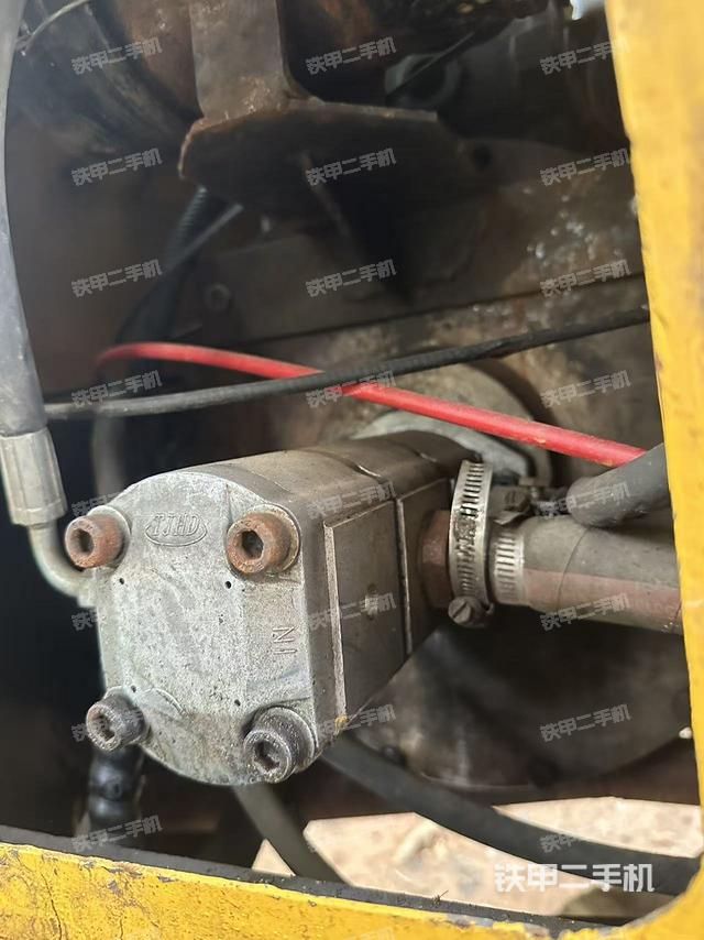 液壓泵艙室正面整體(整機外觀) 液壓泵艙室正面整體(整機外觀)