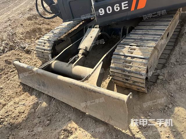 回轉(zhuǎn)馬達和主控閥(整機外觀) 回轉(zhuǎn)馬達和主控閥(整機外觀)