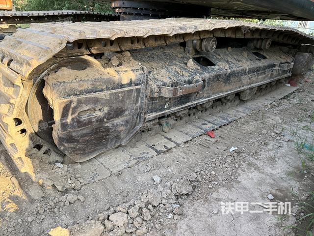 單側(cè)履帶整體(整機(jī)外觀) 單側(cè)履帶整體(整機(jī)外觀)