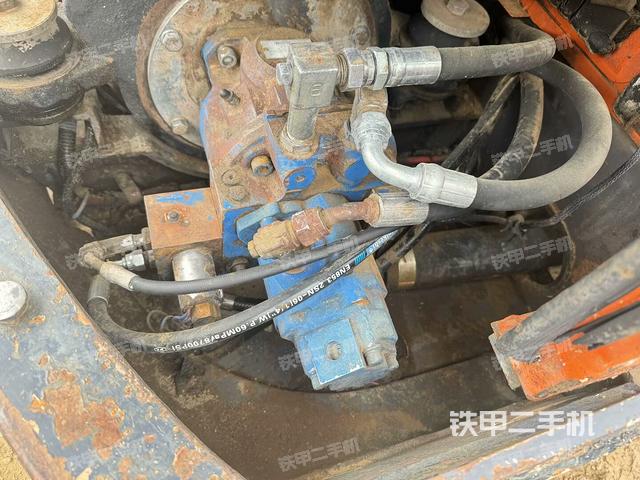 液压泵舱室正面整体（整机外观）