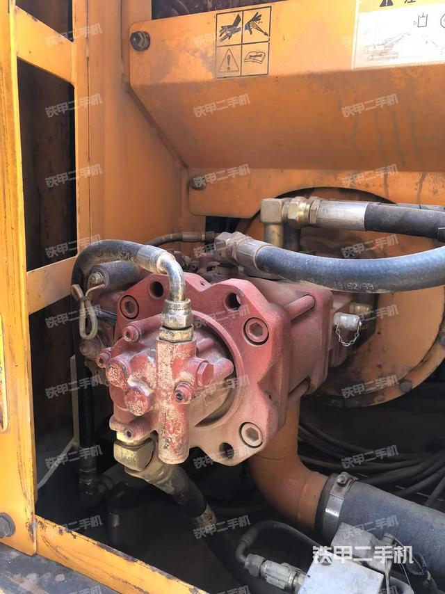 液压泵舱室正面整体（整机外观）