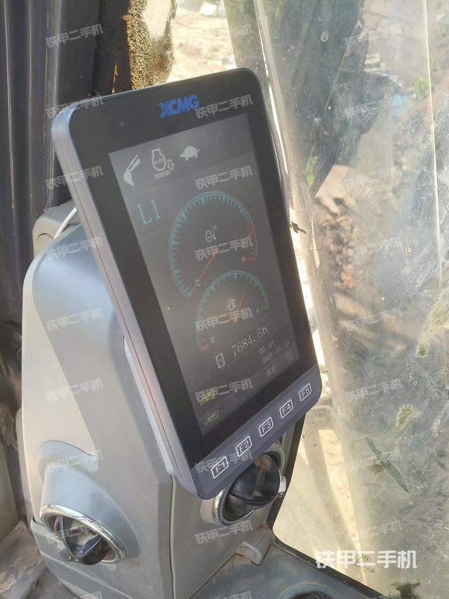 駕駛室整體(整機(jī)外觀) 駕駛室整體(整機(jī)外觀)