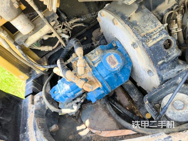 液压泵舱室正面整体(整机外观) 液压泵舱室正面整体(整机外观)