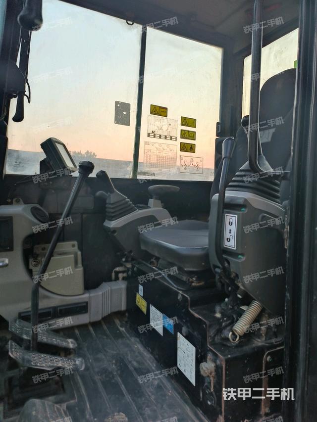 驾驶室整体(整机外观) 驾驶室整体(整机外观)