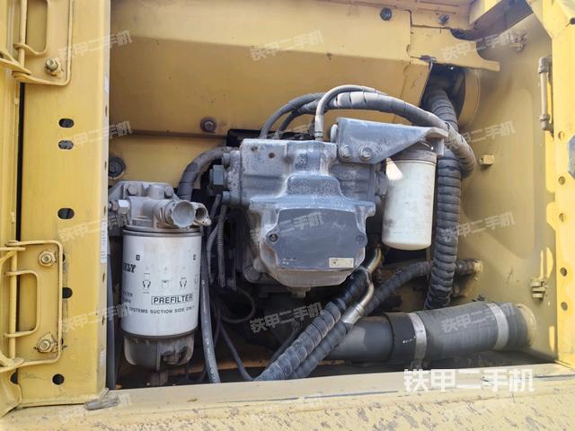 液壓泵艙室正面整體(整機外觀) 液壓泵艙室正面整體(整機外觀)