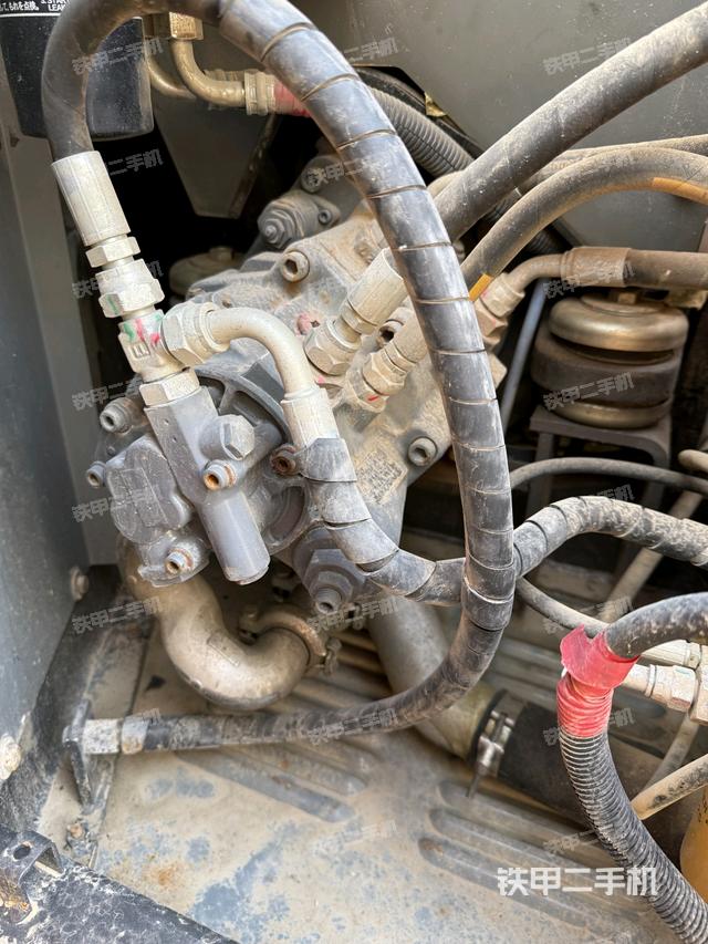 液壓泵艙室正面整體(整機(jī)外觀) 液壓泵艙室正面整體(整機(jī)外觀)