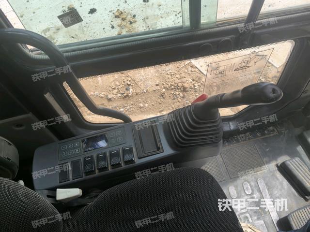 座椅左侧控制台/音响/含左手柄（驾驶室部分）