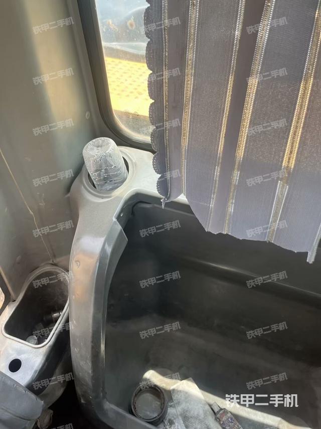 驾驶室左后45度(驾驶室部分) 驾驶室左后45度(驾驶室部分)